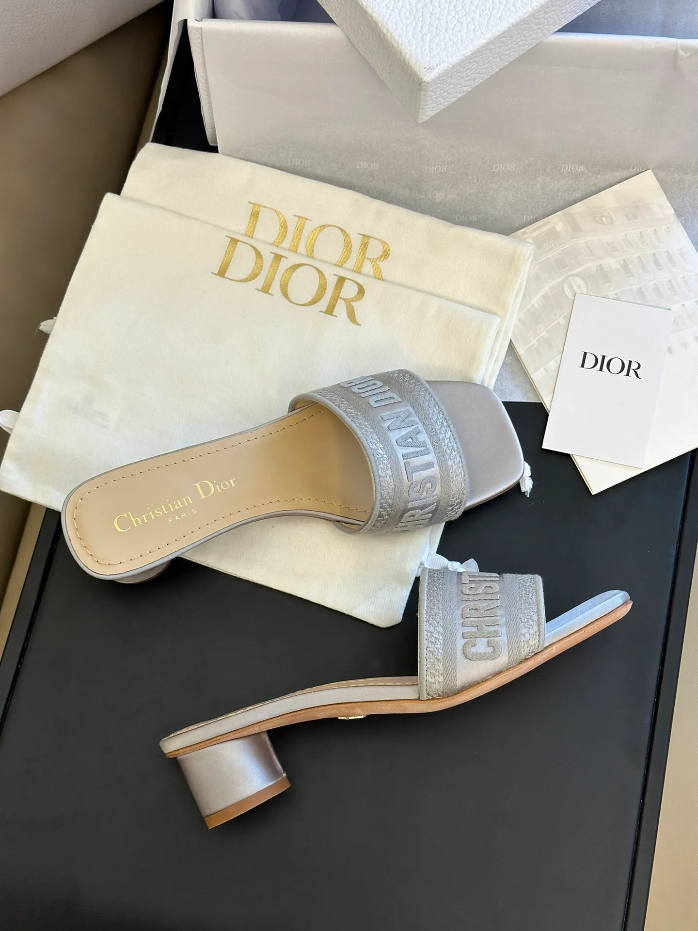 👟👟Ex-factory price 440👟👟 Dior • Dior 2025 DWAY spring and summer new one-word embroidered slippers version CD letter logo three-dimensional embroidered cylindrical heel sandals Square toe thick heel jelly color open-toe slippers Upper: Original consistent high-temperature water-soluble cotton electro-embroidery technology silk fabric Lining: Water-dyed sheepskin lining Outsole: Italian leather outsole Heel height: 3.5CM Number of yards: 35-40